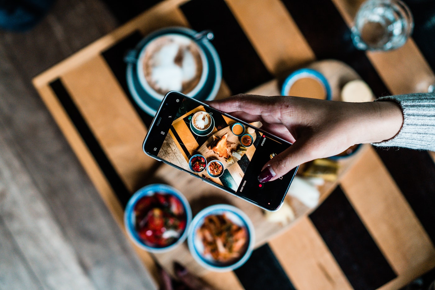 Ein Gericht wird mit dem Handy von oben fotografiert